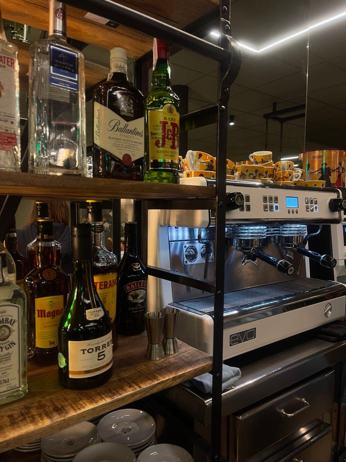 Prestatgeria de licors i màquina de cafè