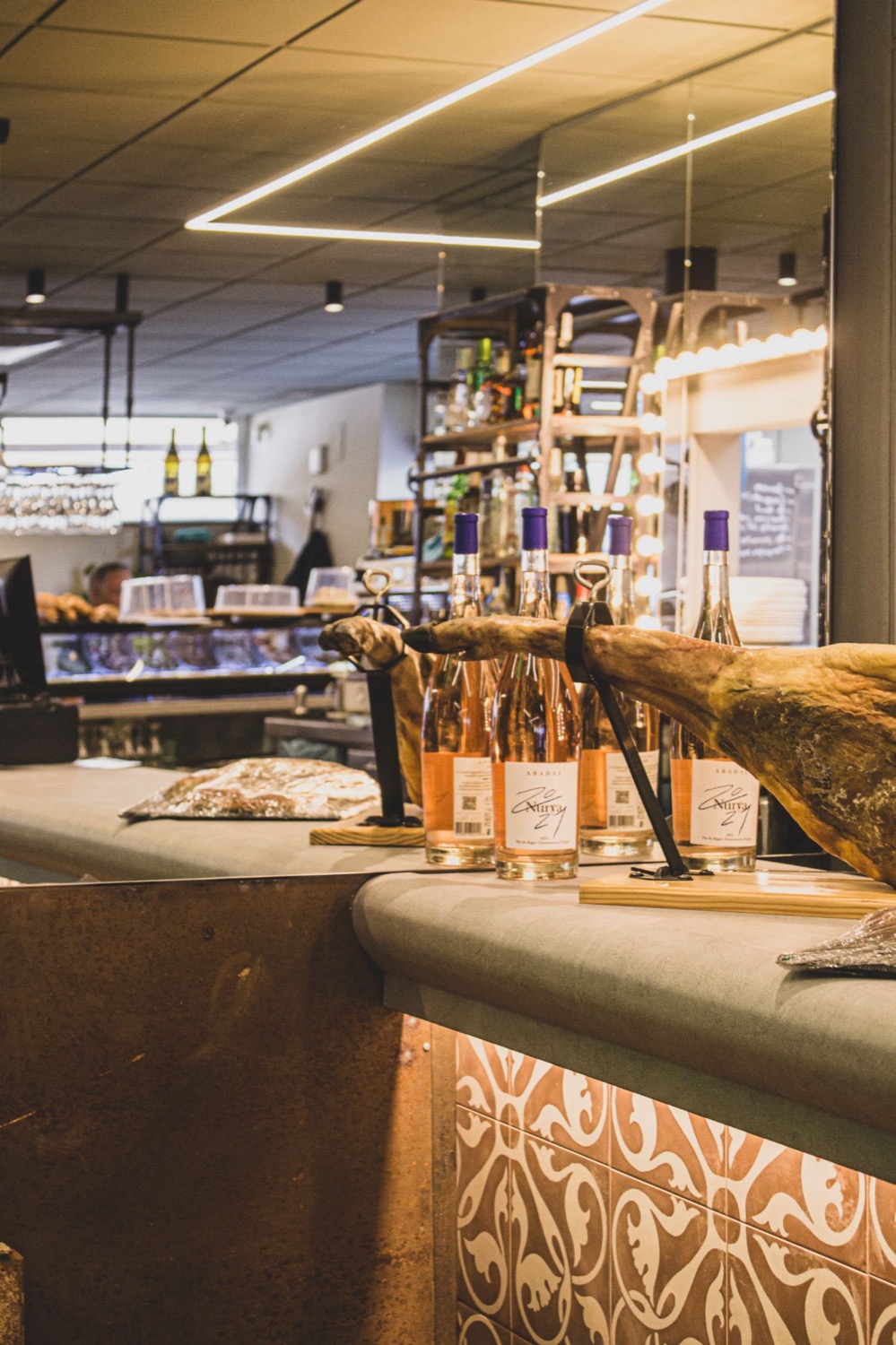 Pernil i vins sobre la barra