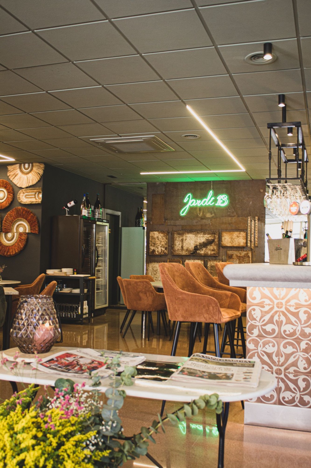 Sala amb butaques de vellut color teula i neó verd Jardí 13